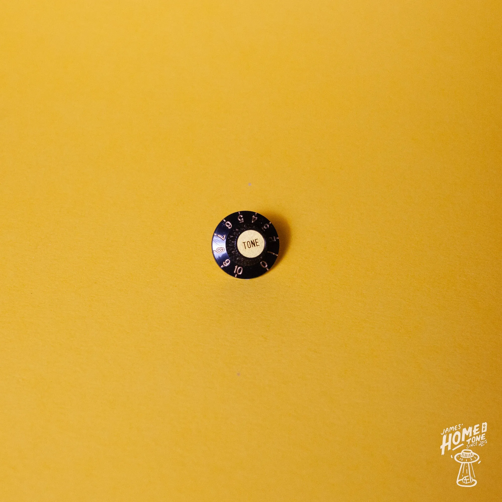 Embossed Witch hat control knob for 5.95mm 24 Spline USA spec pots - Black w/gold inserts
