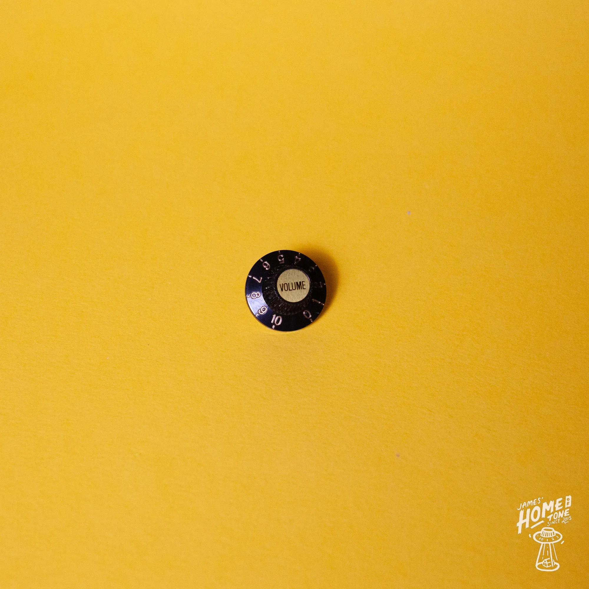 Embossed Witch hat control knob for 5.95mm 24 Spline USA spec pots - Black w/gold inserts