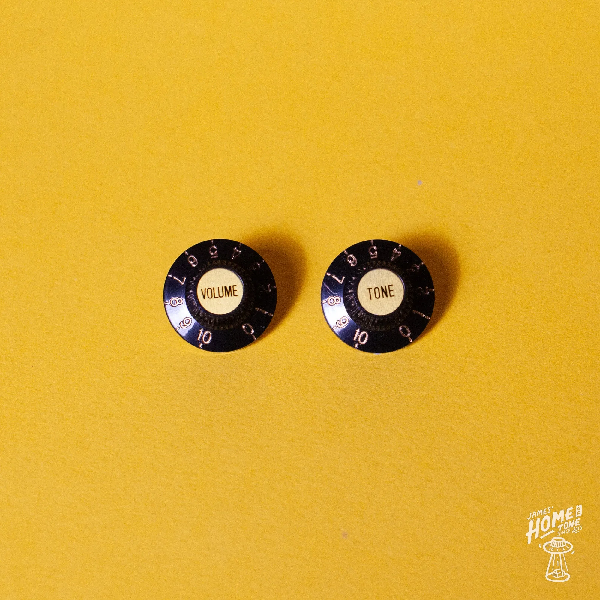 Embossed Witch hat control knob for 5.95mm 24 Spline USA spec pots - Black w/gold inserts